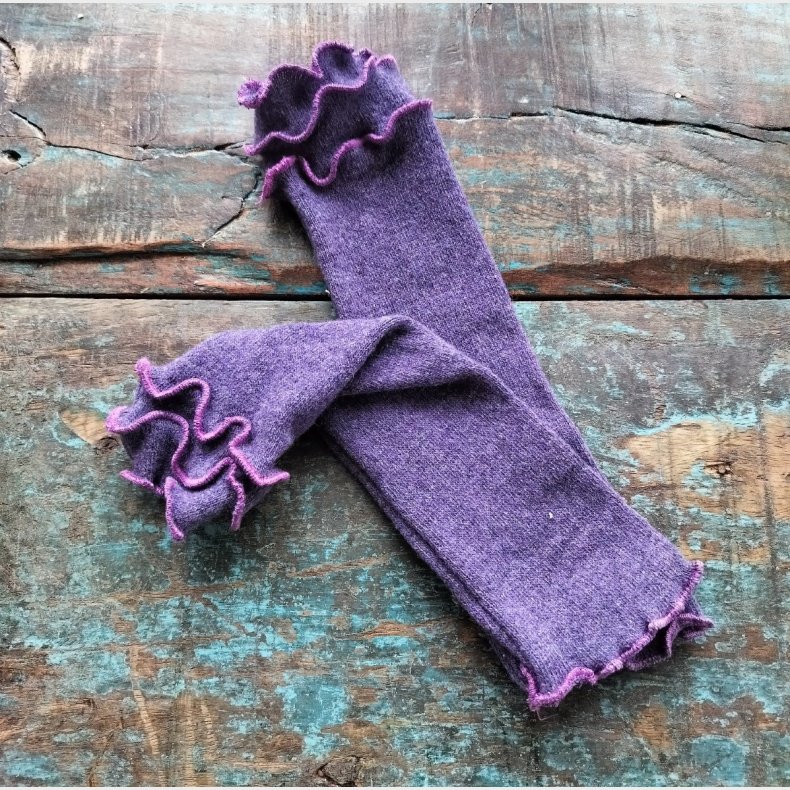 Pulsvarmer i lyslilla med lilla syninger