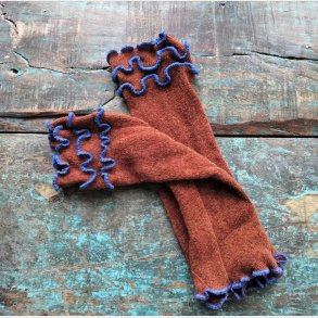 Pulsvarmer i varm brun med kobolt syninger