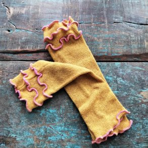 Pulsvarmer i gul med lyser�de syninger