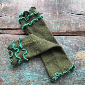 Pulsvarmer i j�gergr�n med turkisgr�nne syninger