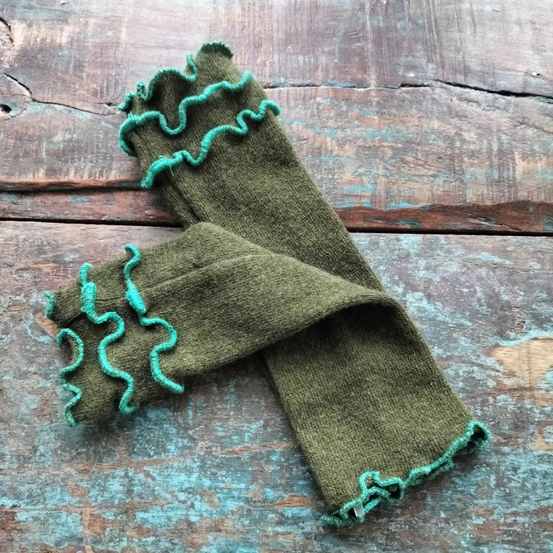 Pulsvarmer i j�gergr�n med turkisgr�nne syninger