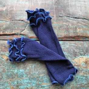 Pulsvarmer i m�rkebl� med kobolt syninger