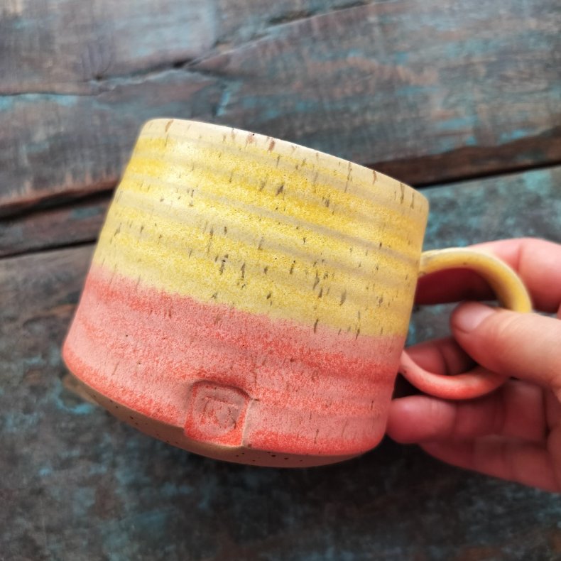 gul/orange krus med hank