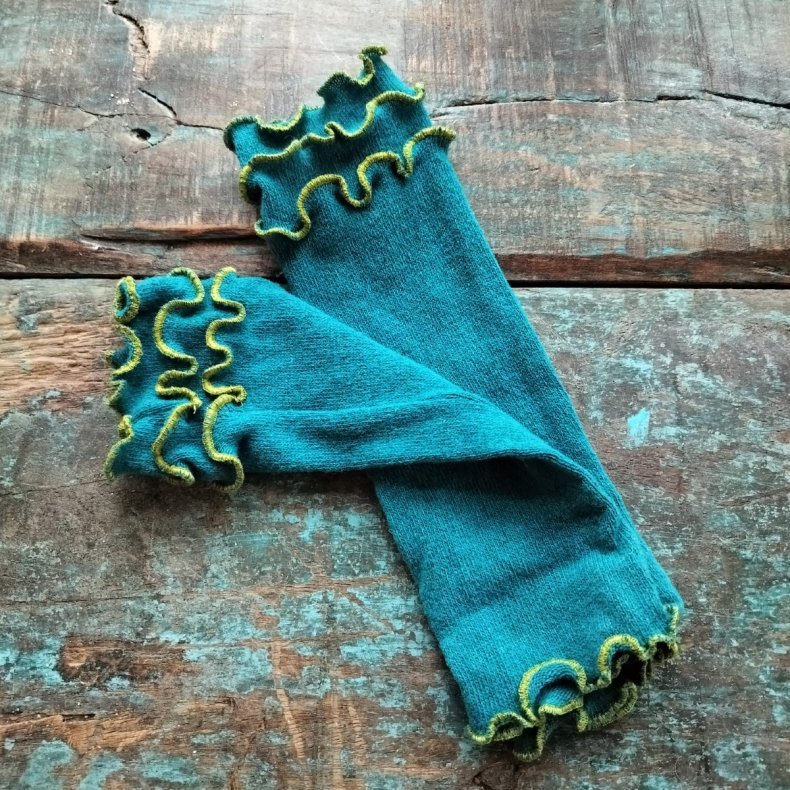 Pulsvarmer i petrol med gr�nne syninger