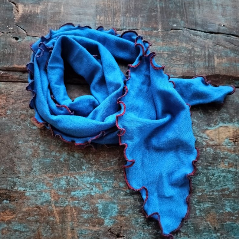 St�rk bl� merinoulds t�rkl�de med bordeaux kant