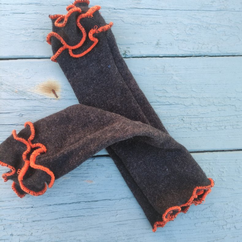 Pulsvarmere i m�rkegr�  med orange syninger