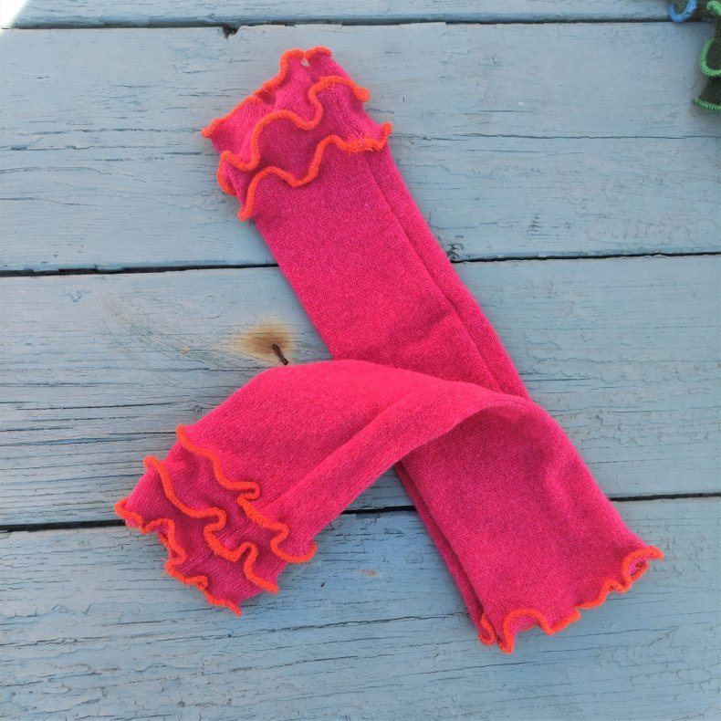 Pulsvarmere i pink med orange syninger