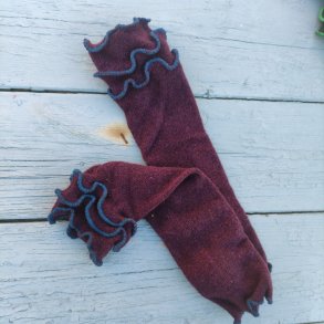 Pulsvarmere i aubergine  med kobolt  syninger