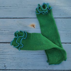 Pulsvarmere i st�rk gr�nne med turkise syninger