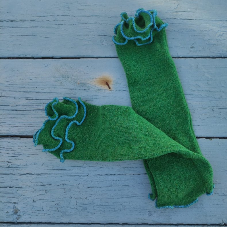 Pulsvarmere i st�rk gr�nne med turkise syninger